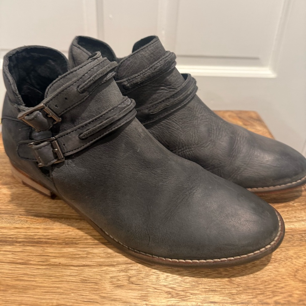 Free People Braeburn Women's Blue Suede Ankle Boots in size 7.5.